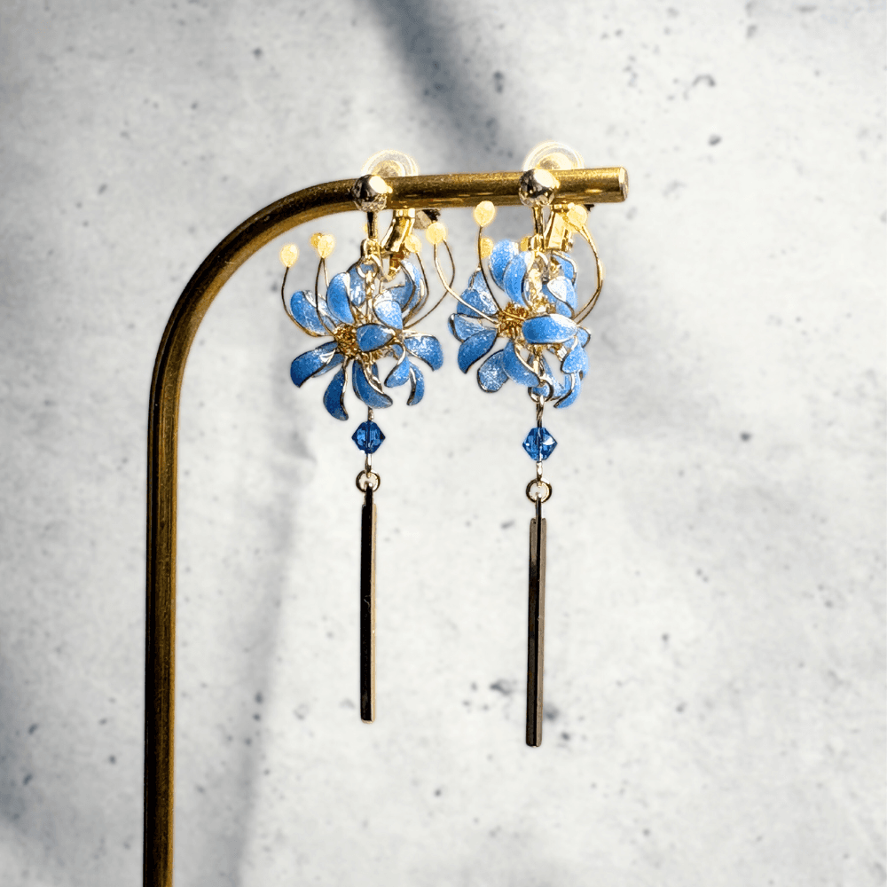 【彼岸花/曼珠沙華】イヤリング ブルー/ニッケルフリー/金属アレルギー対応/揺れるデザイン/受注生産 | 5枚目